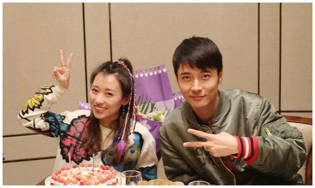 洪欣打扮精緻現身商演，唱鄭秀文的情歌有深意？右手婚戒也不見了！