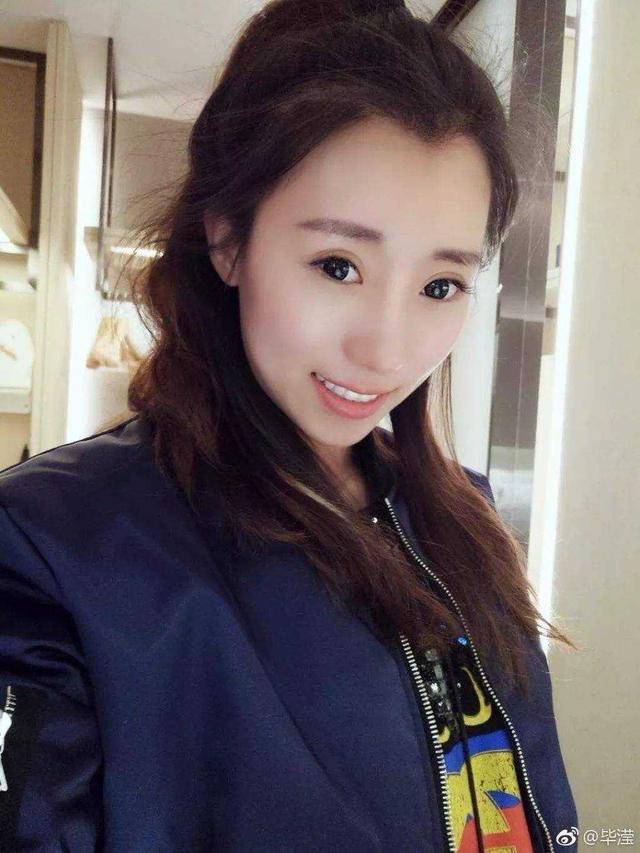 洪欣打扮精緻現身商演，唱鄭秀文的情歌有深意？右手婚戒也不見了！
