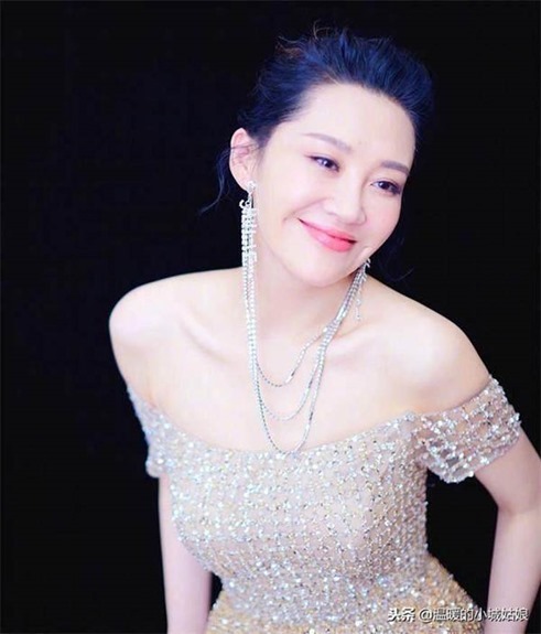 (年過40還沒人娶的13位女星，個個都國色天香，你最想把誰娶回家？