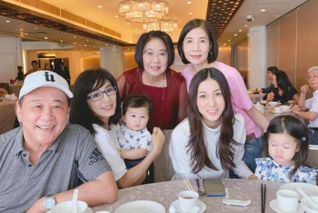 35歲鍾嘉欣攜一雙兒女去見前輩，米雪抱著7個月大Jared好似一家人