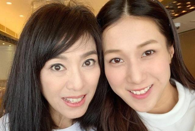 35歲鍾嘉欣攜一雙兒女去見前輩，米雪抱著7個月大Jared好似一家人