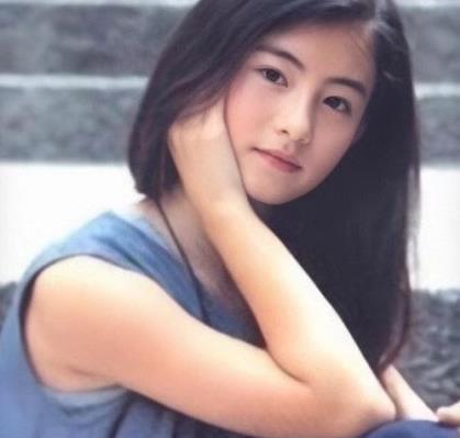 明星童年照曝光，張柏芝12歲時盛世美顏，網友：豈是一個美字了得 