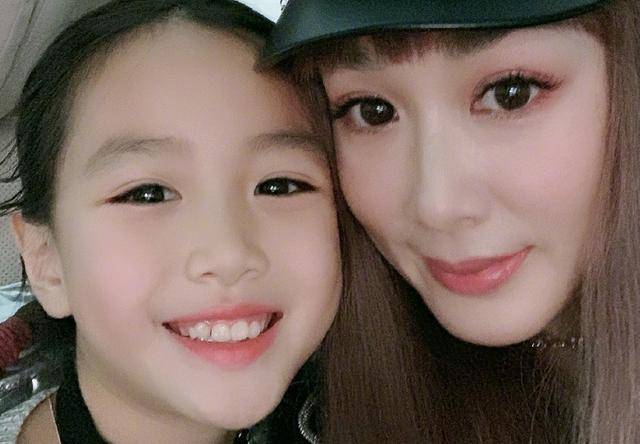 鍾麗緹小女兒終於長大了，眉目清秀楚楚動人，果然遺傳了女神媽媽好氣質