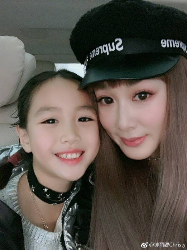 鍾麗緹小女兒終於長大了，眉目清秀楚楚動人，果然遺傳了女神媽媽好氣質