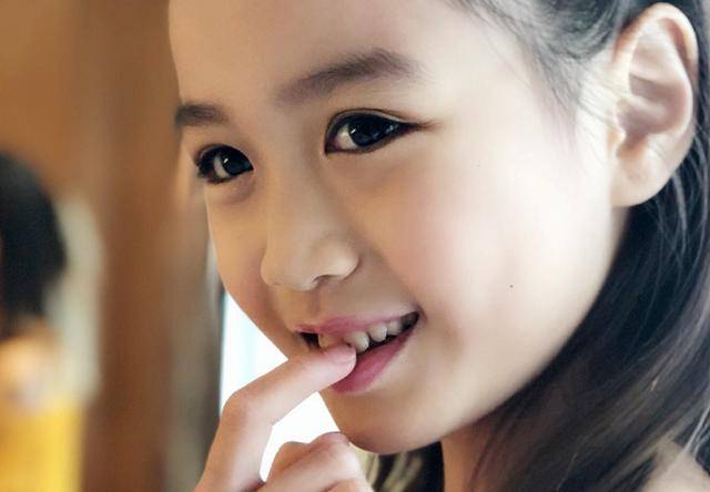 鍾麗緹小女兒終於長大了，眉目清秀楚楚動人，果然遺傳了女神媽媽好氣質