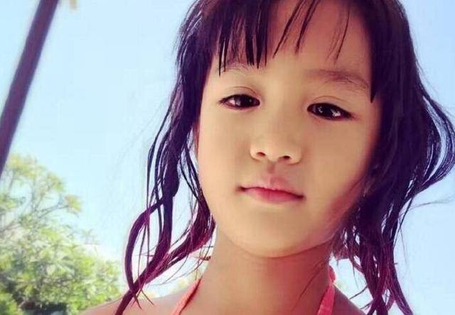 鍾麗緹小女兒終於長大了，眉目清秀楚楚動人，果然遺傳了女神媽媽好氣質