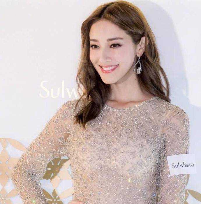林心如撞衫新晉人妻陳凱琳，大媽和港姐的差距，心疼霍建華！
