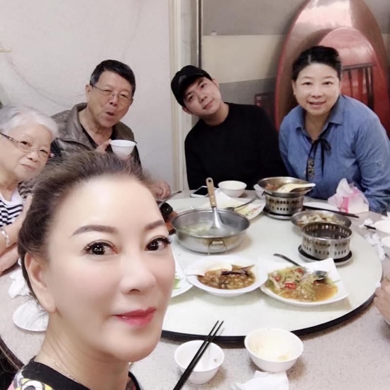 「與爸媽同住40年」！楊繡惠親自照料兩老生活，始終謹記父親「阿西」叮嚀待人處事！ 