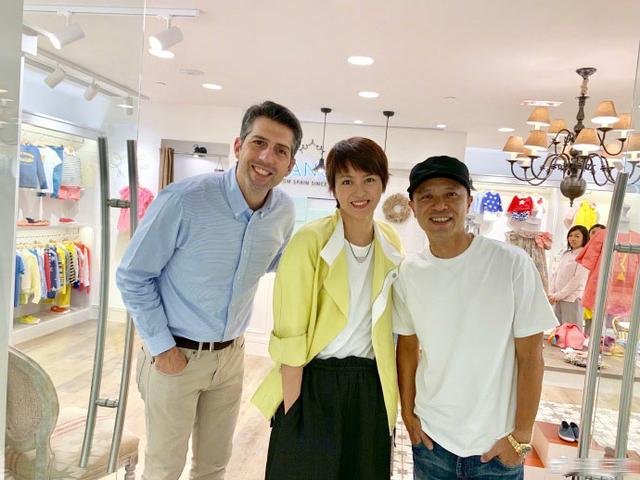 李克勤曬照陪孩子買衣服偶遇梁詠琪夫婦，周末巡視店面Gigi很親切