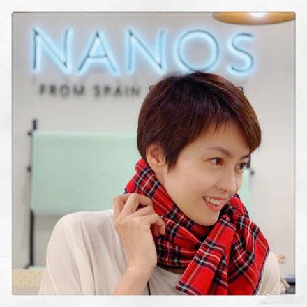 李克勤曬照陪孩子買衣服偶遇梁詠琪夫婦，周末巡視店面Gigi很親切