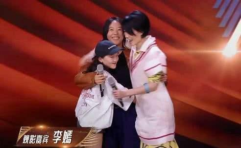 誰說王菲基因不強大？李嫣近照變化大，低頭甜笑樣子越來越像王菲！