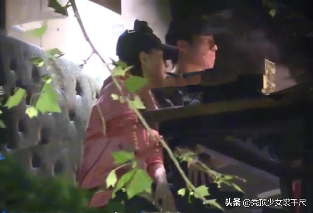 竇驍承認與賭王千金何超蓮戀情，早前二人電梯內擁吻被拍甜蜜幸福！