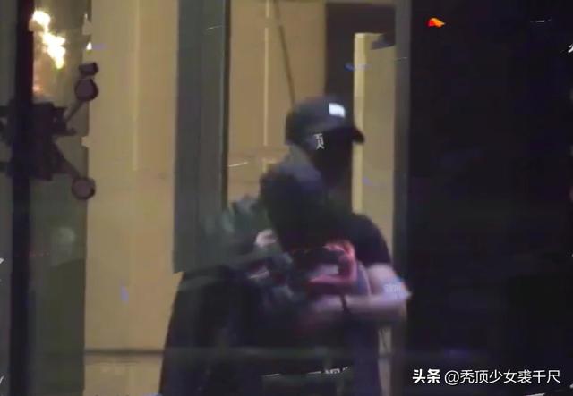 竇驍承認與賭王千金何超蓮戀情，早前二人電梯內擁吻被拍甜蜜幸福！