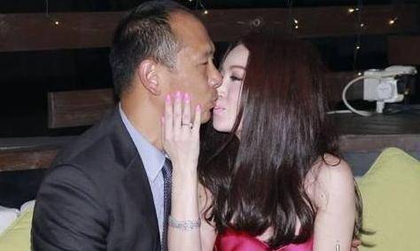 50歲溫碧霞近照，曾大戰劉德華任達華，為保持身材至今不生孩子