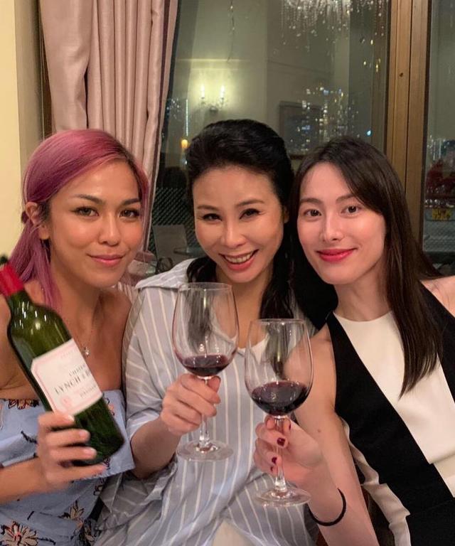 梁洛施母子相擁畫面太溫情，連女首富甘比都感動點贊！