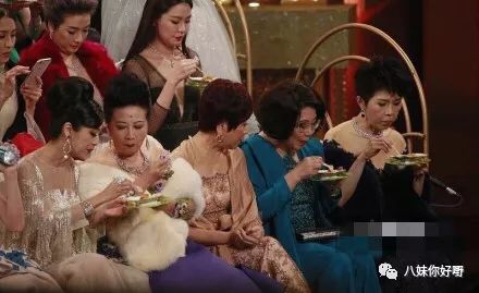 (重溫馬國明與黃心穎)馬國明痛失視帝後恐嚇TVB，一下台獎盃就被收走……TVB果然像汪明荃說的那樣沒有人情味啊！  