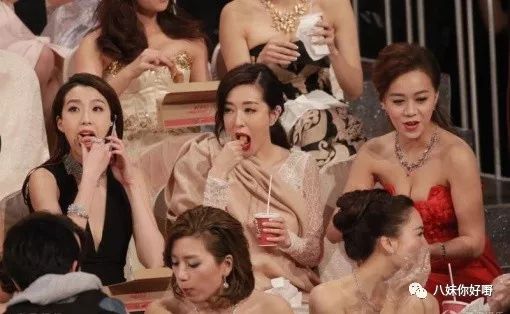 (重溫馬國明與黃心穎)馬國明痛失視帝後恐嚇TVB，一下台獎盃就被收走……TVB果然像汪明荃說的那樣沒有人情味啊！  
