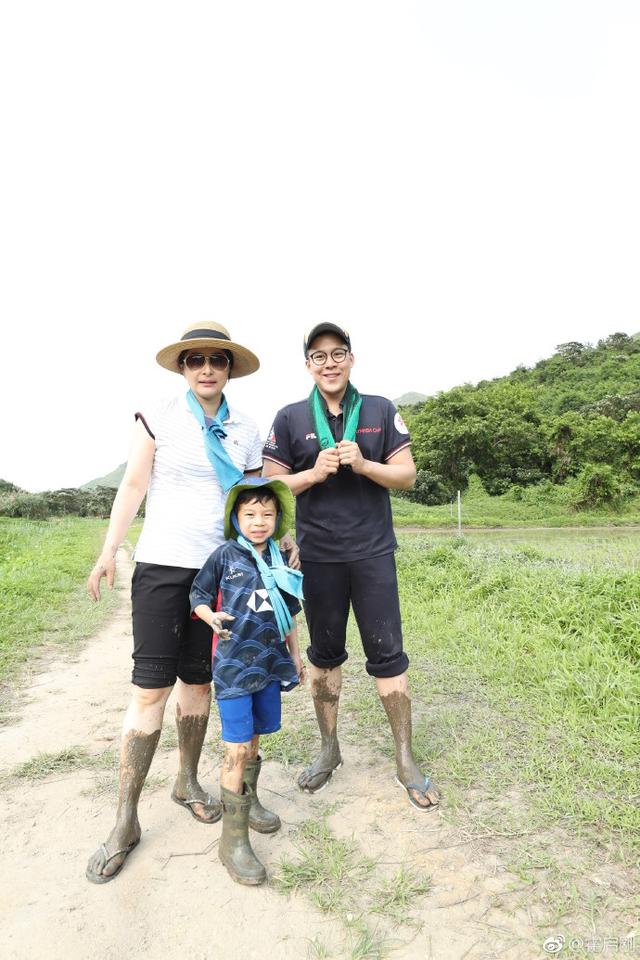 郭晶晶悄然生三胎為霍家增員，霍啟剛曬三子女合照小女兒首度曝光！