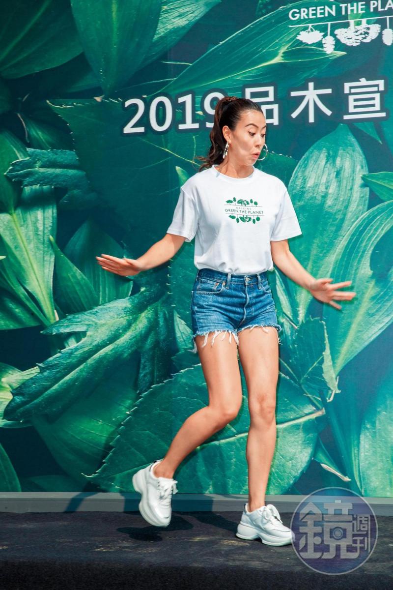 莫允雯逞胸鬥乳　敢穿敢言尺度無極限