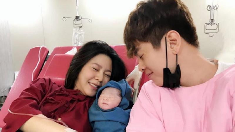 恭喜！女神白家綺生了　曬一家三口幸福照