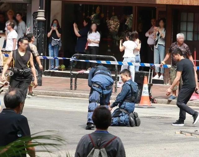 劉德華香港街頭拍爆破場面引市民圍觀，一聲「華仔」證明人氣依舊！