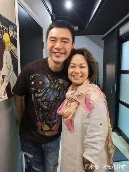 鍾鎮濤4個兒女曝光，前妻生的兩個顏值差別大，兒子比65歲爸還老～