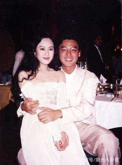 鍾鎮濤4個兒女曝光，前妻生的兩個顏值差別大，兒子比65歲爸還老～