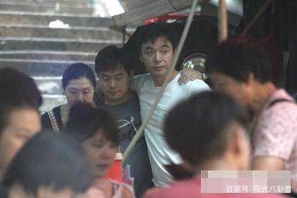 鍾鎮濤4個兒女曝光，前妻生的兩個顏值差別大，兒子比65歲爸還老～
