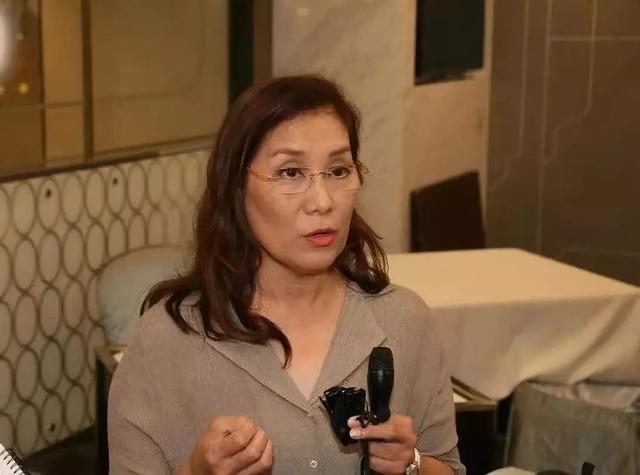 股骨磨損要做手術換骨！61歲前TVB女星直言：轉做幕後走路太多了