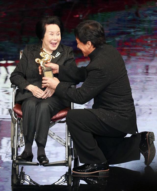 成龍喊她為媽媽 更比劉曉慶還豁得出去 傳奇女星93歲去世令人難忘
