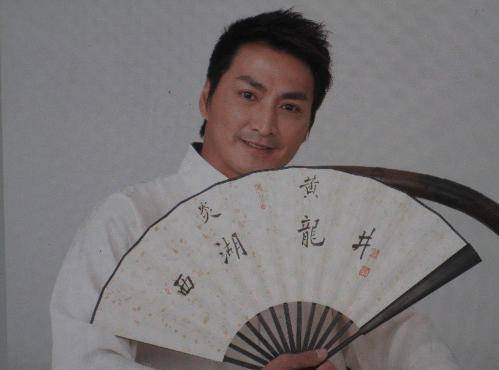 身家過億57歲仍單身，曾與劉德華平起平坐跟女神范冰冰是親兄妹~