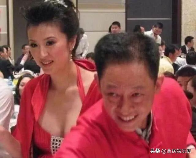 娛樂圈愛「吃軟飯」的男星，沒想到他們妻子個個身家上億！