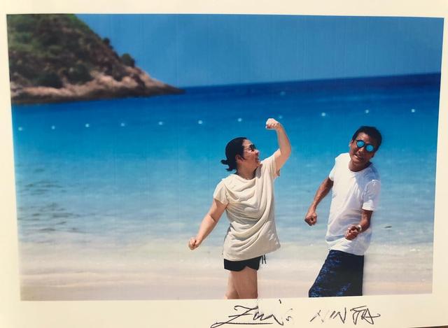 梁家輝攜愛妻女兒出海度假，與准女婿比拼男友力毫不遜色！