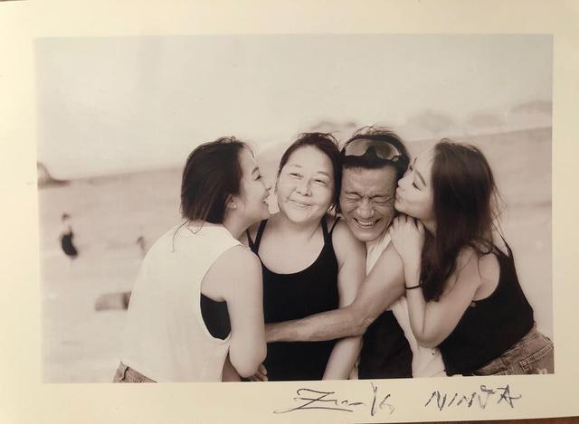 梁家輝攜愛妻女兒出海度假，與准女婿比拼男友力毫不遜色！