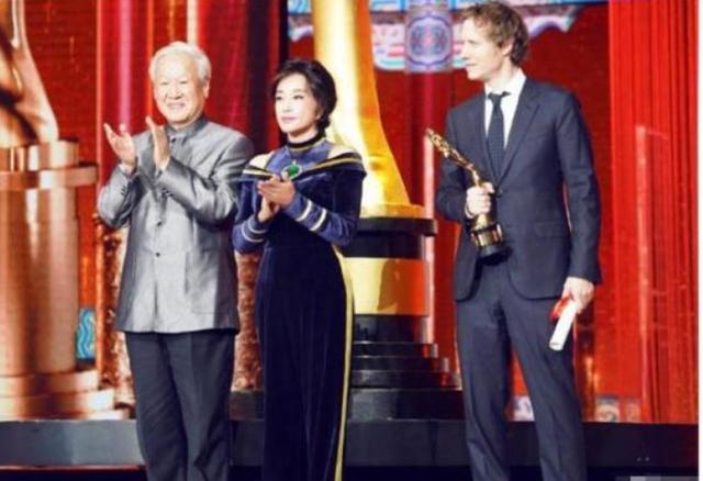 63歲劉曉慶終於服老了！紅毯穿平底鞋配長褲，儼然是位慈祥老奶奶~~~