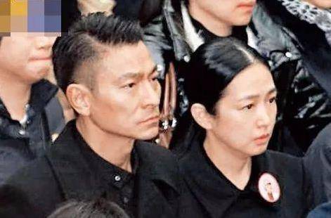 53歲朱麗倩看女兒校運會被嘲衰老胖成球，年輕時可是被封絕色,網友:即使年老色衰，也有老公愛的女人，才是贏家