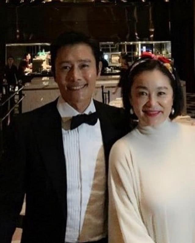 林青霞施南生合體出遊，林青霞發福肚腩明顯，依舊是女神范兒十足！
