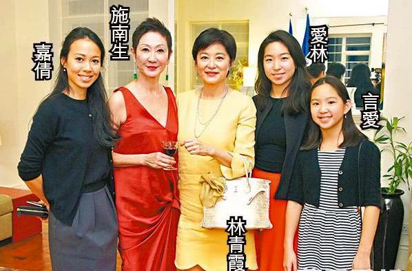 林青霞施南生合體出遊，林青霞發福肚腩明顯，依舊是女神范兒十足！