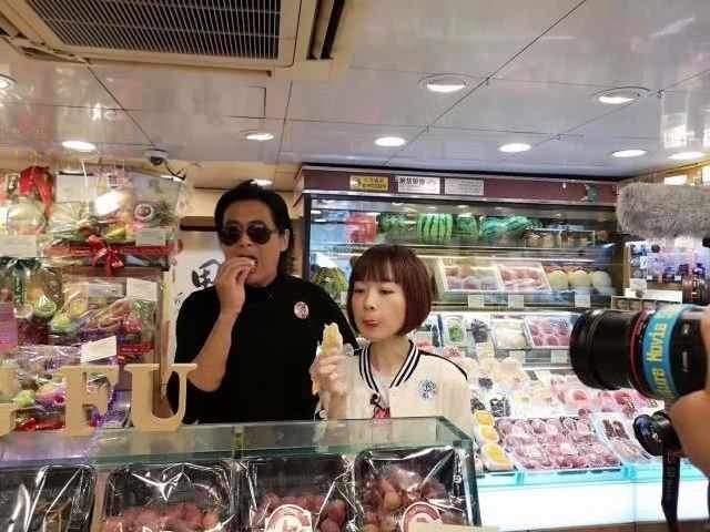 周潤發帶主持人吃榴槤，看到發嫂在旁邊的舉動，網友：太會做人！
