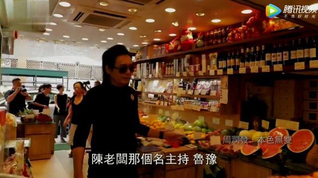 周潤發帶主持人吃榴槤，看到發嫂在旁邊的舉動，網友：太會做人！