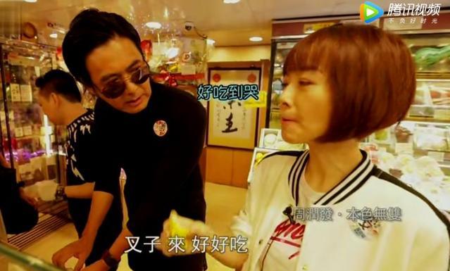 周潤發帶主持人吃榴槤，看到發嫂在旁邊的舉動，網友：太會做人！