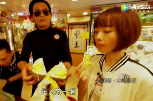 周潤發帶主持人吃榴槤，看到發嫂在旁邊的舉動，網友：太會做人！
