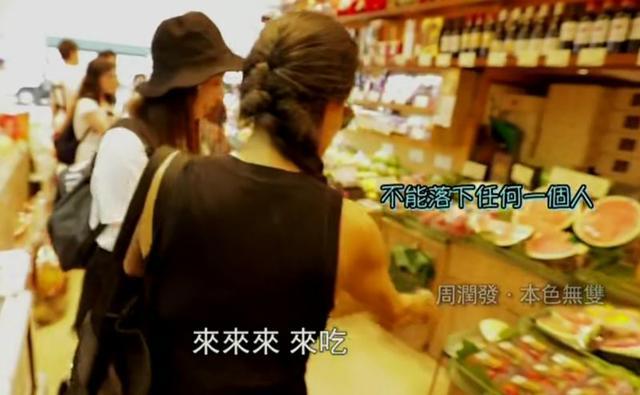 周潤發帶主持人吃榴槤，看到發嫂在旁邊的舉動，網友：太會做人！