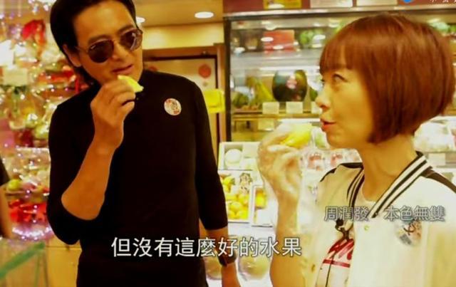 周潤發帶主持人吃榴槤，看到發嫂在旁邊的舉動，網友：太會做人！
