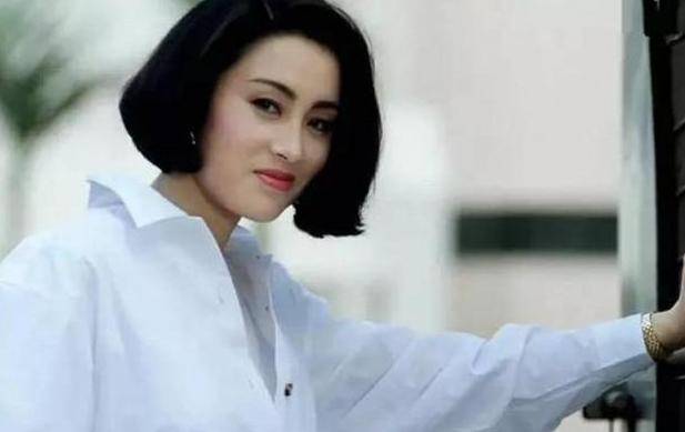 (50歲張敏近照曝光！老公竟是冷峻帥哥！三字點評周星馳太準確！