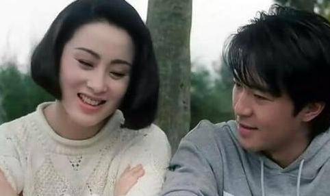 (50歲張敏近照曝光！老公竟是冷峻帥哥！三字點評周星馳太準確！