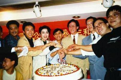 (50歲張敏近照曝光！老公竟是冷峻帥哥！三字點評周星馳太準確！