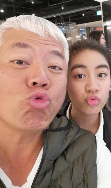 (56歲巫啟賢一家：名模妻子很漂亮，大女兒也身材和顏值俱佳，小女兒更像爸爸 