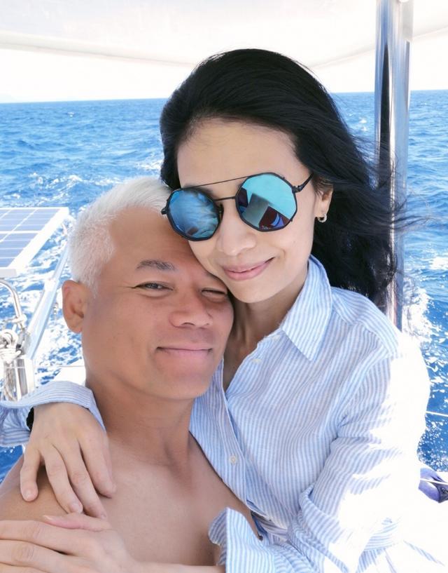 (56歲巫啟賢一家：名模妻子很漂亮，大女兒也身材和顏值俱佳，小女兒更像爸爸 