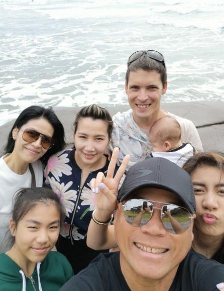(56歲巫啟賢一家：名模妻子很漂亮，大女兒也身材和顏值俱佳，小女兒更像爸爸 